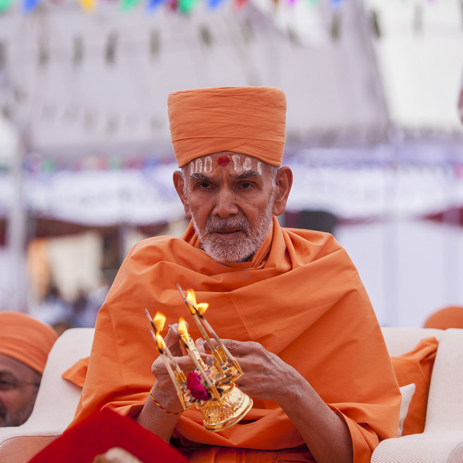 Param Pujya Mahant Swami Maharaj performs the yagna arti
