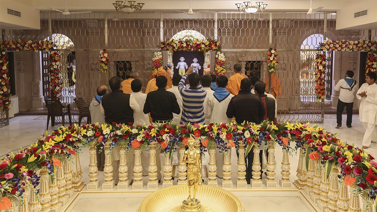 Devotees doing darshan of the snapan vidhi