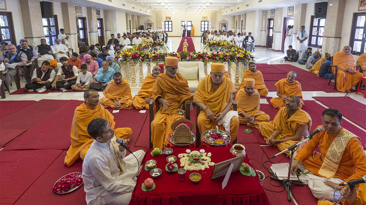 Pujya Ishwarcharan Swami and Anandswarup Swami perform the murti-pratishtha mahapuja rituals