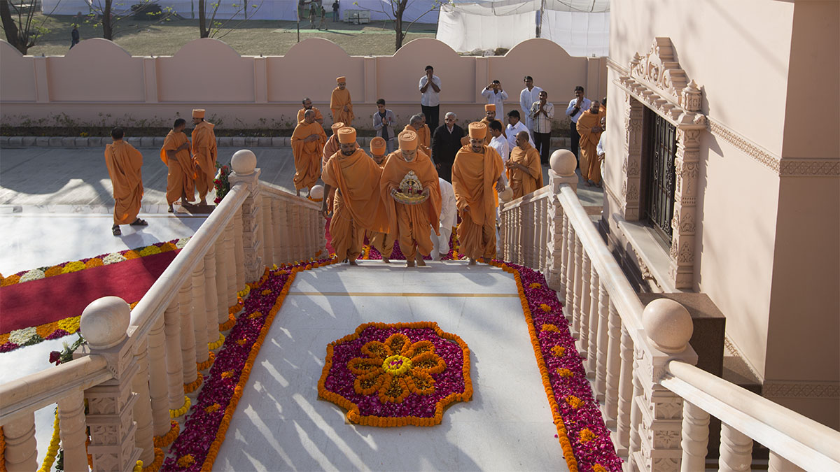 Param Pujya Mahant Swami Maharaj arrives for the pratishtha rituals