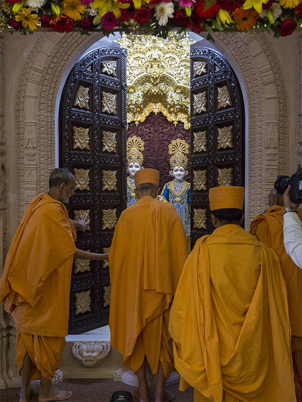 Param Pujya Mahant Swami Maharaj opens the door of the central shrine
