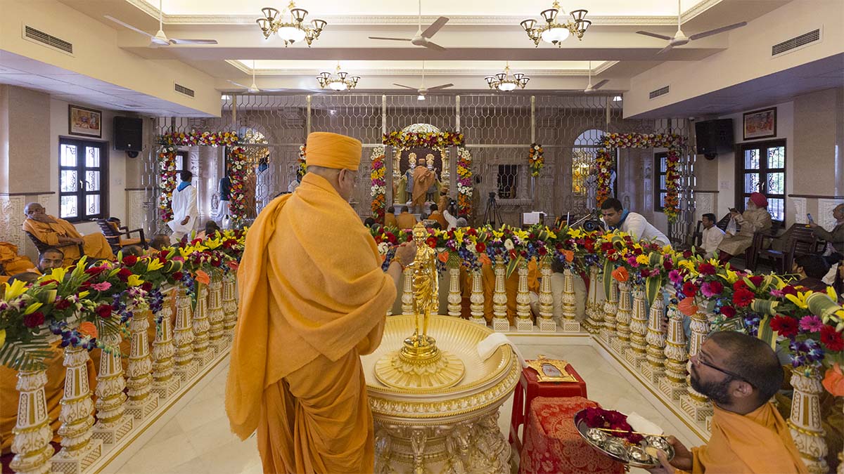Pujya Ishwarcharan Swami performs the murti-pratishtha rituals of Shri Nilkanth Varni abhishek murti