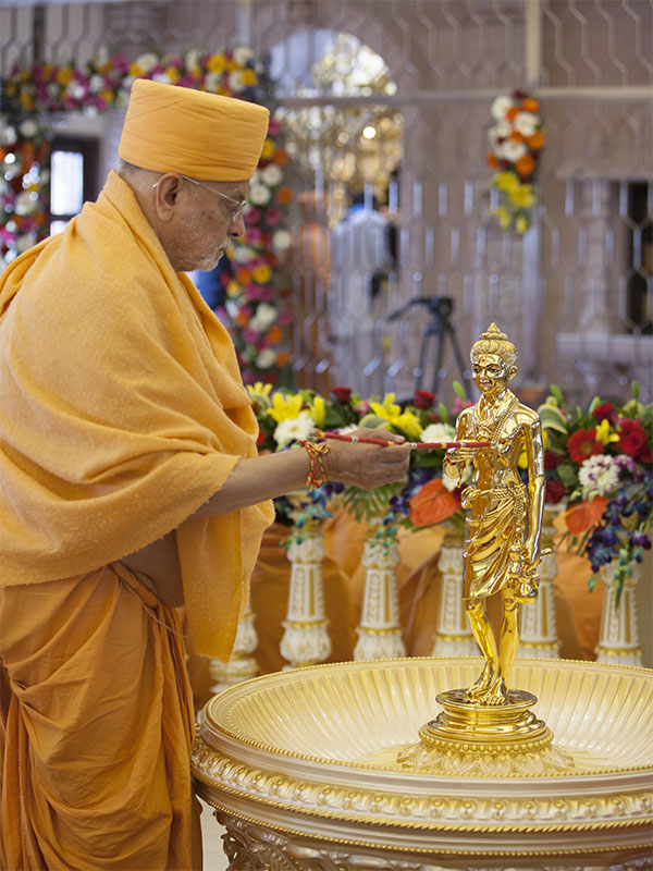 Pujya Ishwarcharan Swami performs the murti-pratishtha rituals of Shri Nilkanth Varni abhishek murti