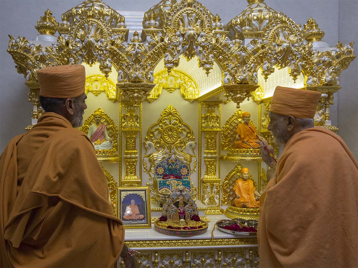 Anandswarup Swami and Atmaswarup Swami perform the murti-pratishtha rituals of Shri Guru Parampara