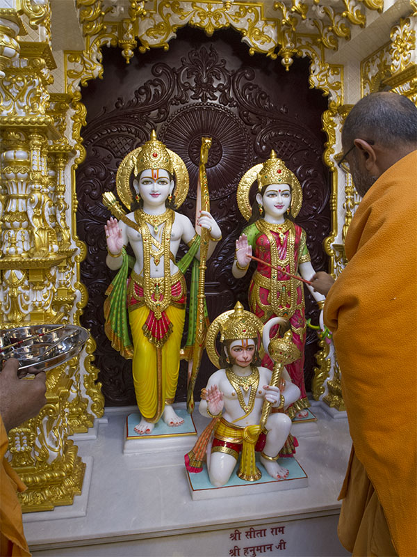 Gnaneshwar Swami performs the murti-pratishtha rituals of Shri Sita-Ram Dev and Shri Hanumanji