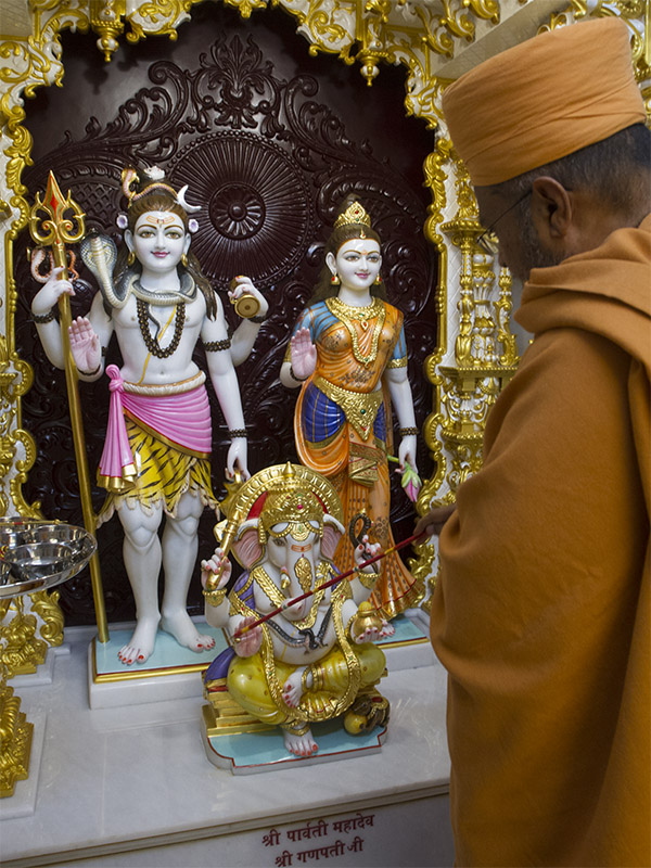 Narendraprasad Swami performs the murti-pratishtha rituals of Shri Shiv-Parvati Dev and Shri Ganeshji