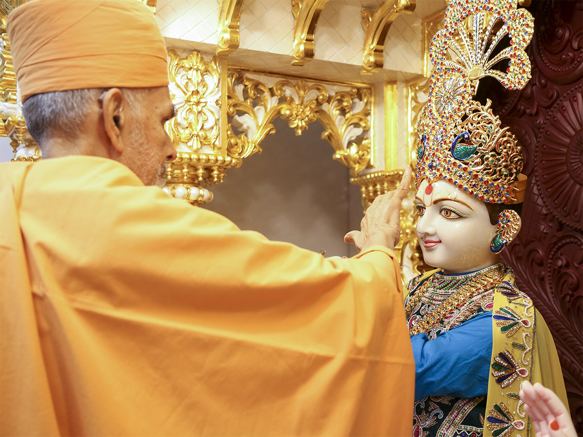 Param Pujya Mahant Swami Maharaj performs pujan of Shri Radha-Krishna Dev