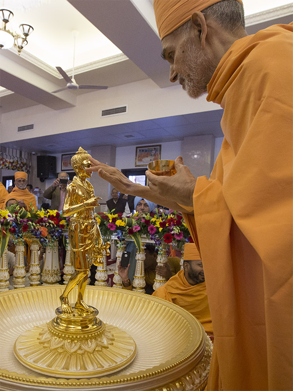 Param Pujya Mahant Swami Maharaj performs pujan of Shri Nilkanth Varni