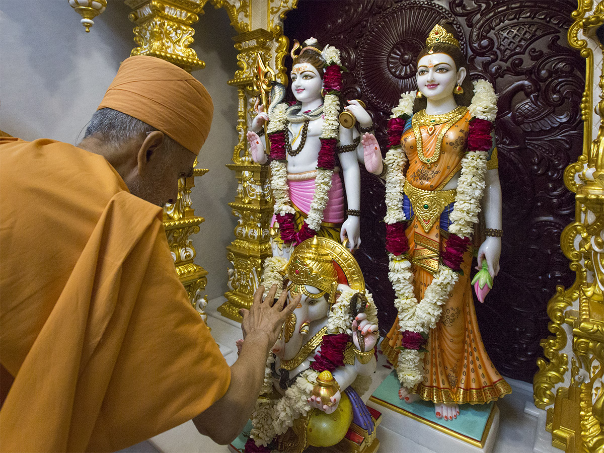 Param Pujya Mahant Swami Maharaj performs pujan of Shri Shiv-Parvati Dev and Shri Ganeshji