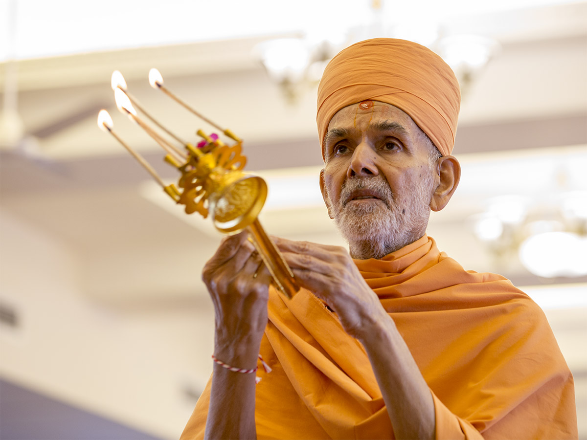 Param Pujya Mahant Swami Maharaj performs the murti-pratishtha arti