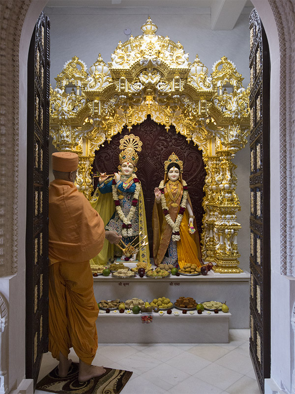 Pujya Viveksagar Swami performs the murti-pratishtha arti