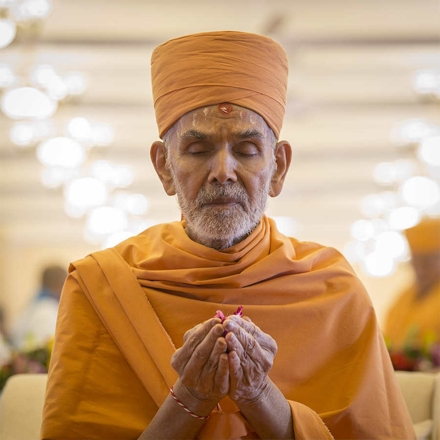 Param Pujya Mahant Swami Maharaj offers mantra-pushpanjali