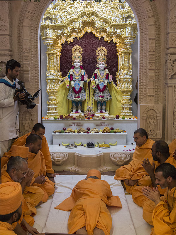 Param Pujya Mahant Swami Maharaj performs dandavats