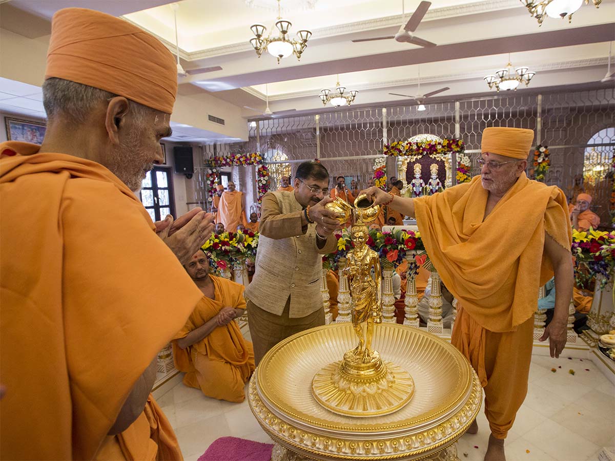 Pujya Ishwarcharan Swami and Shri Tarun Vijay perform abhishek of Shri Nilkanth Varni