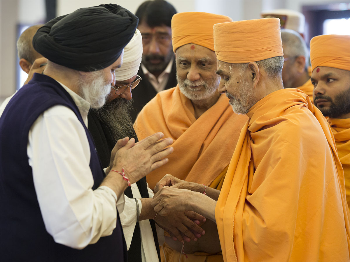 Param Pujya Mahant Swami Maharaj blesses dignitaries