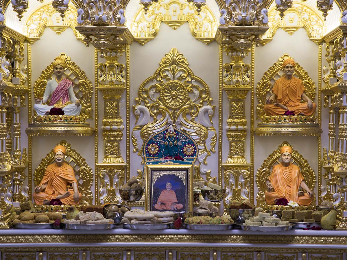 Shri Harikrishna Maharaj and Shri Guru Parampara
