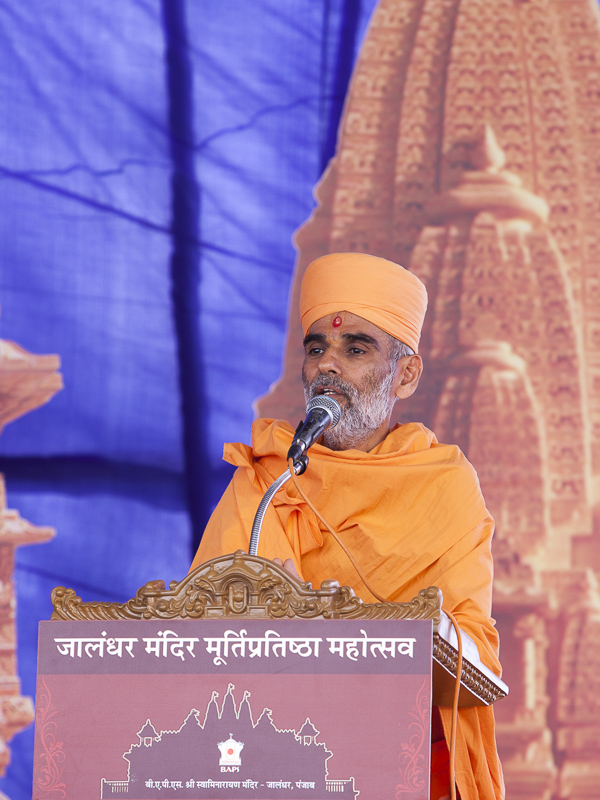 Anandswarup Swami addresses the assembly