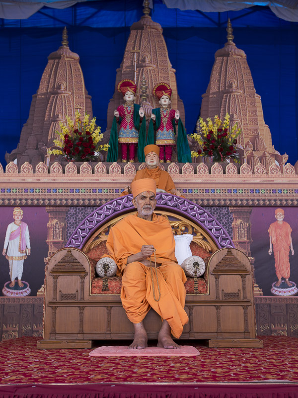 Param Pujya Mahant Swami Maharaj during the assembly