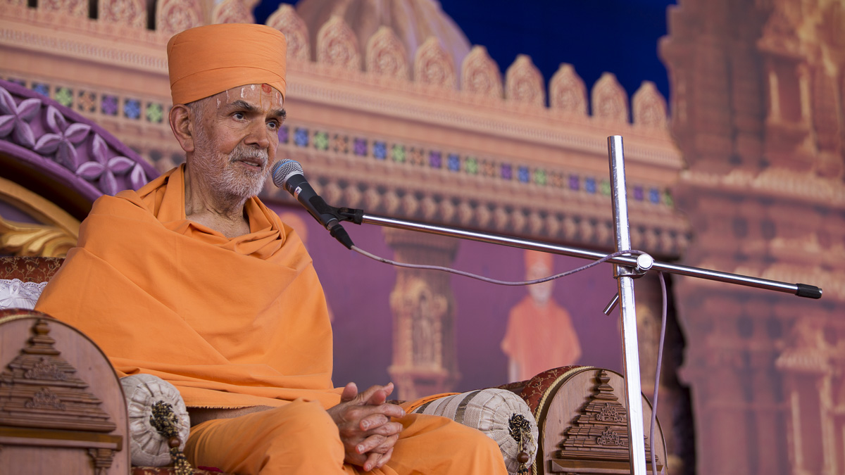 Param Pujya Mahant Swami Maharaj blesses the murti-pratishtha assembly