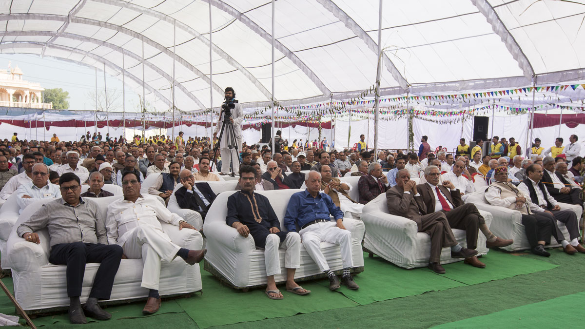 Dignitaries and devotees during the assembly