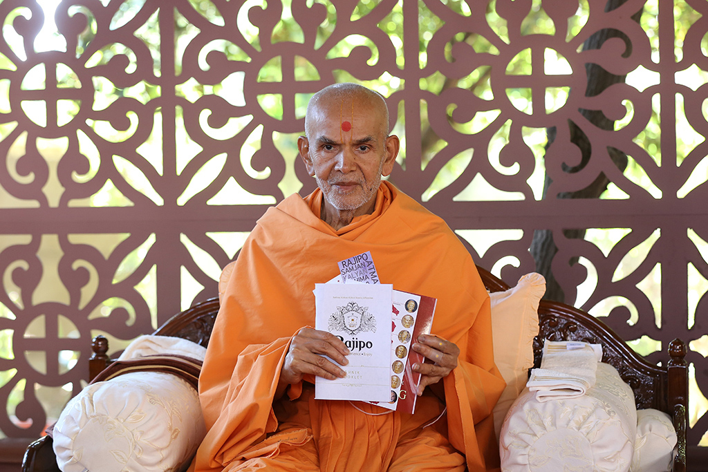 Mahant Swami Maharaj sanctified the 'Rajipo' adhiveshan pack in Navsari, on 20 December 2016