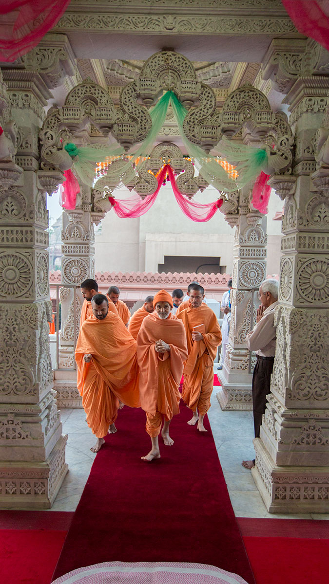 Param Pujya Mahant Swami Maharaj arrives for Thakorji's darshan, 2 March 2017