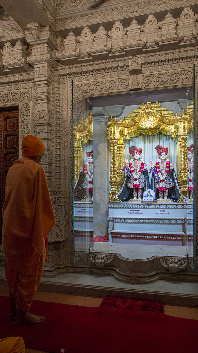 Param Pujya Mahant Swami Maharaj engrossed in darshan of Thakorji, 2 March 2017
