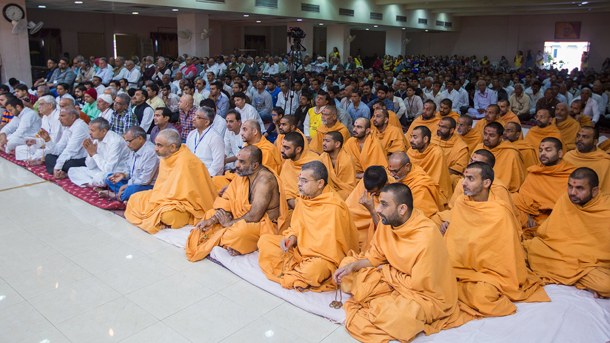 Sadhus and devotees doing Param Pujya Mahant Swami Maharaj's puja darshan, 2 March 2017