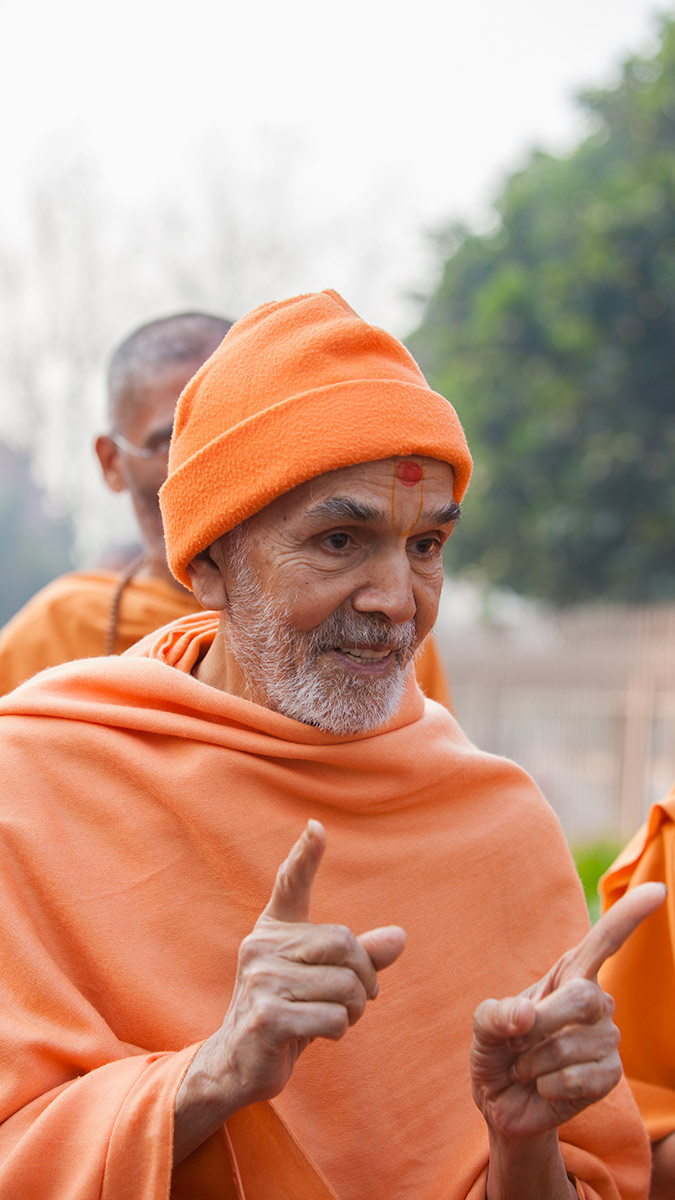 Param Pujya Mahant Swami Maharaj blesses volunteers, 2 March 2017