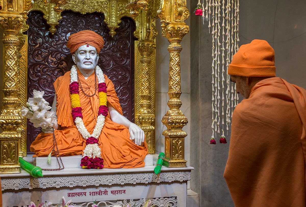 Param Pujya Mahant Swami Maharaj engrossed in darshan of Brahmaswarup Shastriji Maharaj, 3 March 2017