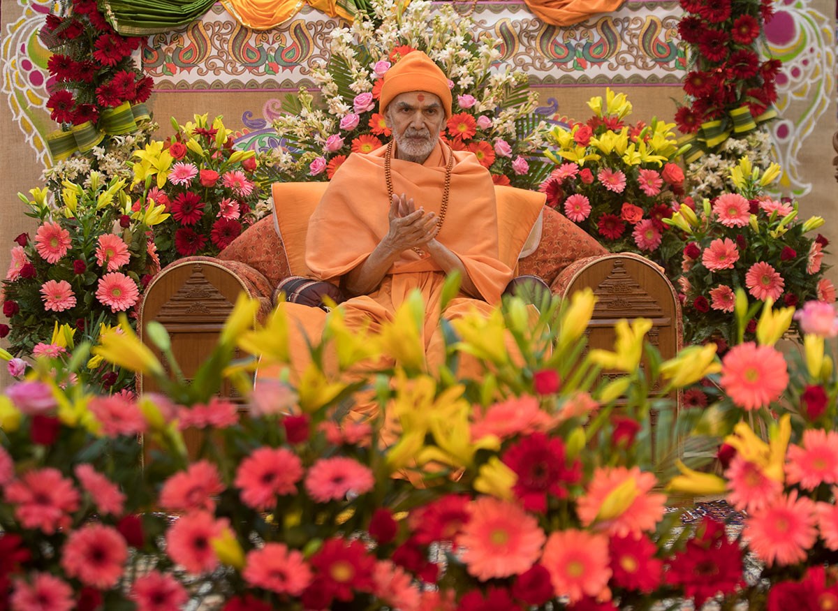 Param Pujya Mahant Swami Maharaj chants the Swaminarayan dhun, 3 March 2017