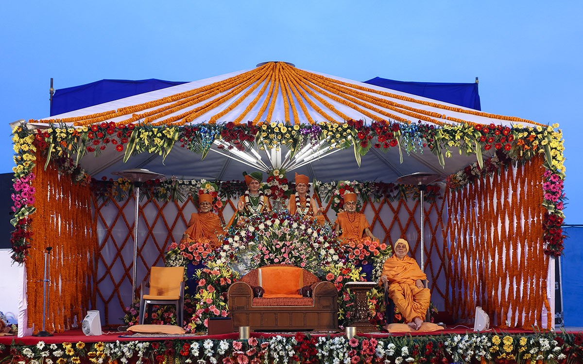 'Shri Swaminarayan Holi Mangal Milan' celebration assembly in the evening, 3 March 2017