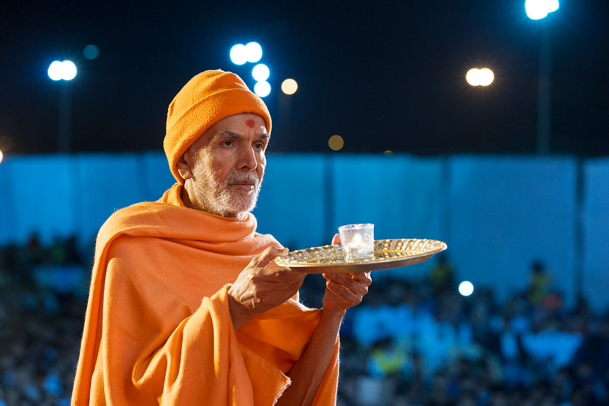 Param Pujya Mahant Swami Maharaj performs arti, 3 March 2017