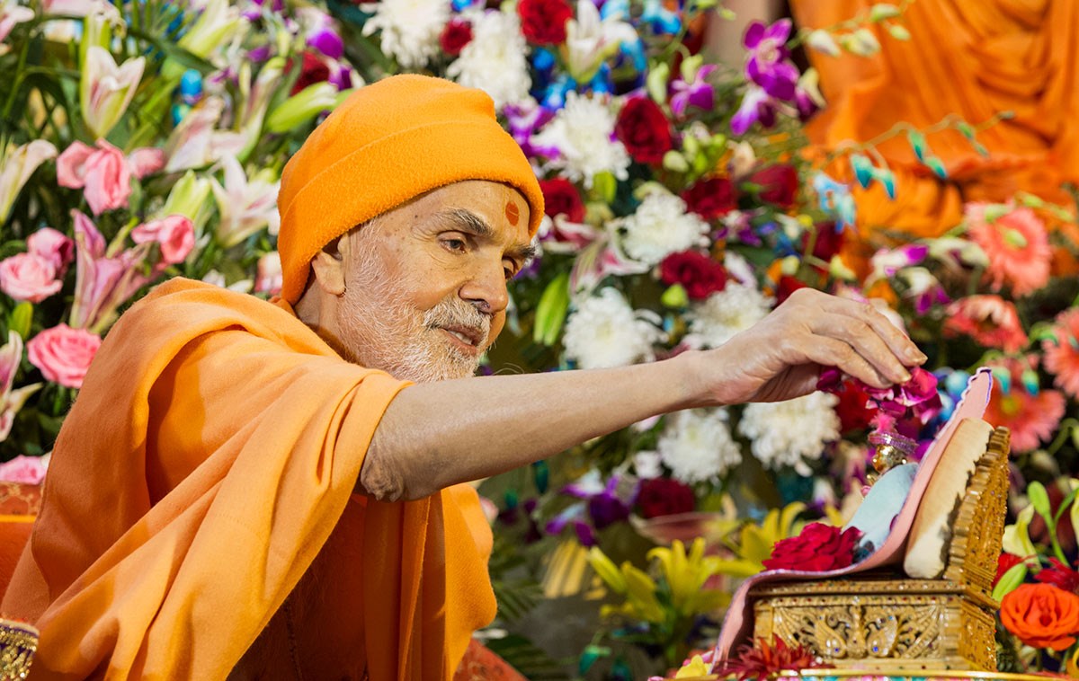 Param Pujya Mahant Swami Maharaj showers flower petals on Shri Harikrishna Maharaj, 3 March 2017