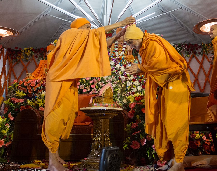 Param Pujya Mahant Swami Maharaj showers flower petals on Pujya Viveksagar Swami, 3 March 2017