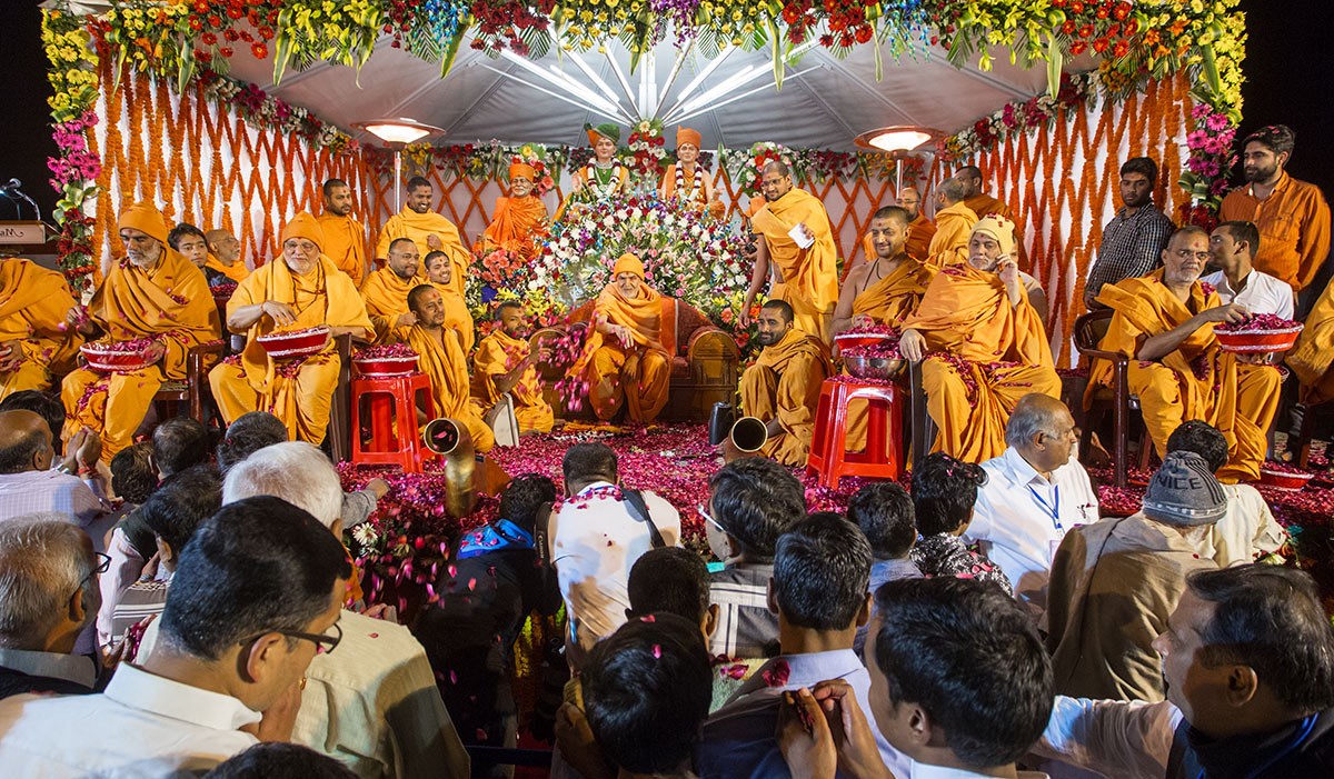Param Pujya Mahant Swami Maharaj and senior sadhus shower flower petals on devotees, 3 March 2017