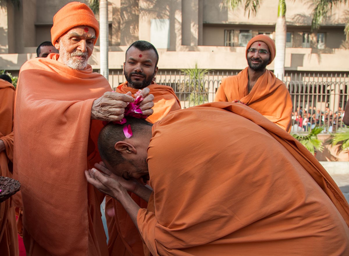 Param Pujya Mahant Swami Maharaj blesses Dhyeynishth Swami, 4 March 2017
