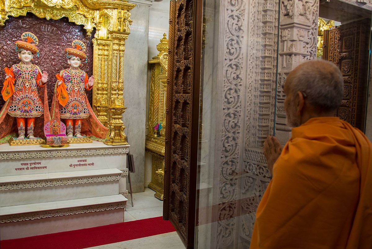 Param Pujya Mahant Swami Maharaj engrossed in darshan of Thakorji, 4 March 2017