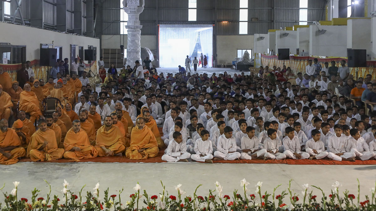 Sadhus and devotees doing Param Pujya Mahant Swami Maharaj's puja darshan, 5 Mar 2017
