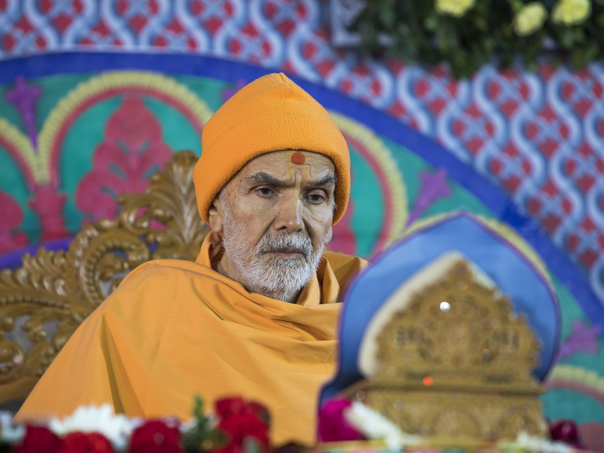 Param Pujya Mahant Swami Maharaj performs his morning puja, 5 Mar 2017