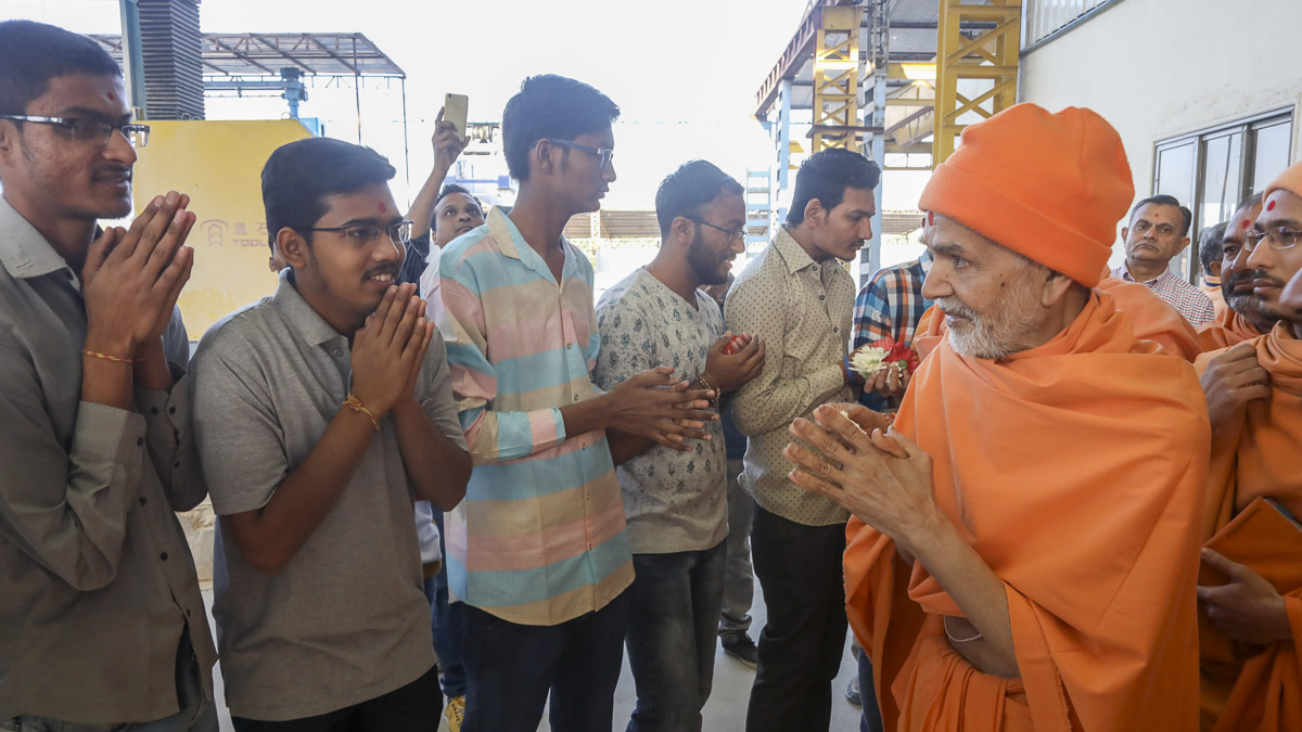 Param Pujya Mahant Swami Maharaj blesses volunteers, 5 Mar 2017