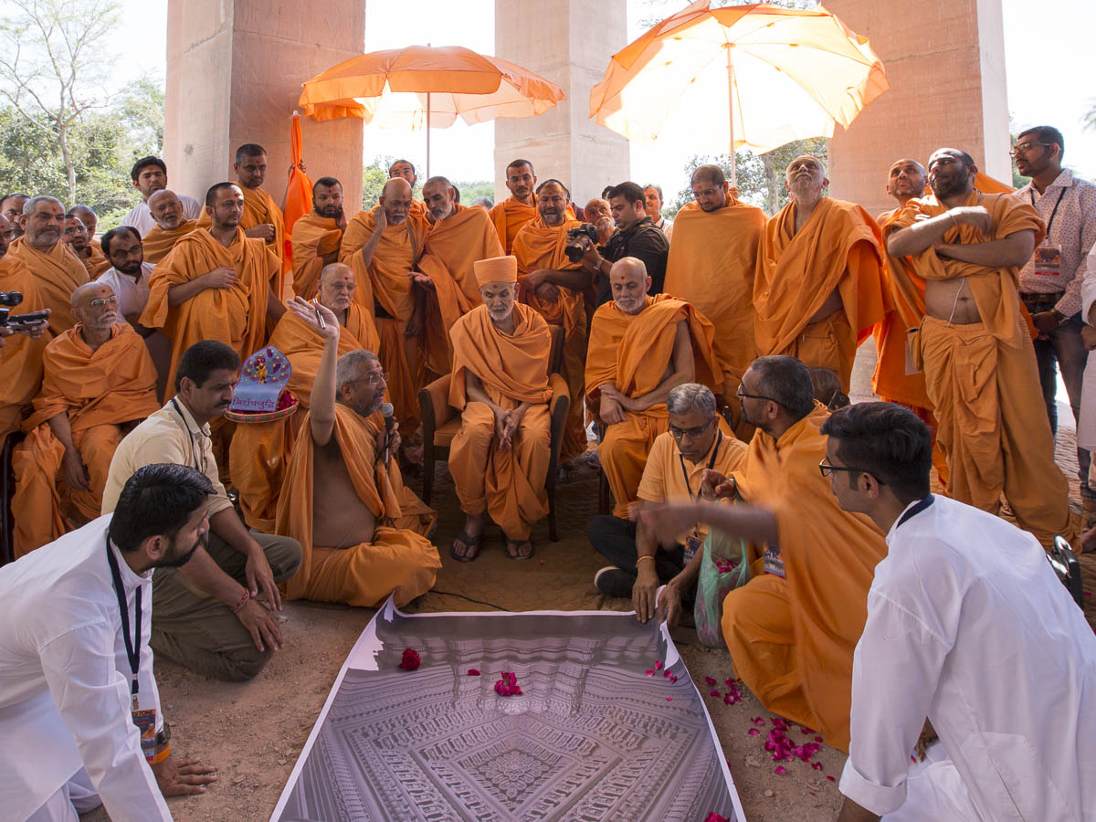Param Pujya Mahant Swami Maharaj visits a workshop to observe the stonework for Akshardham in Robbinsville, 5 Mar 2017