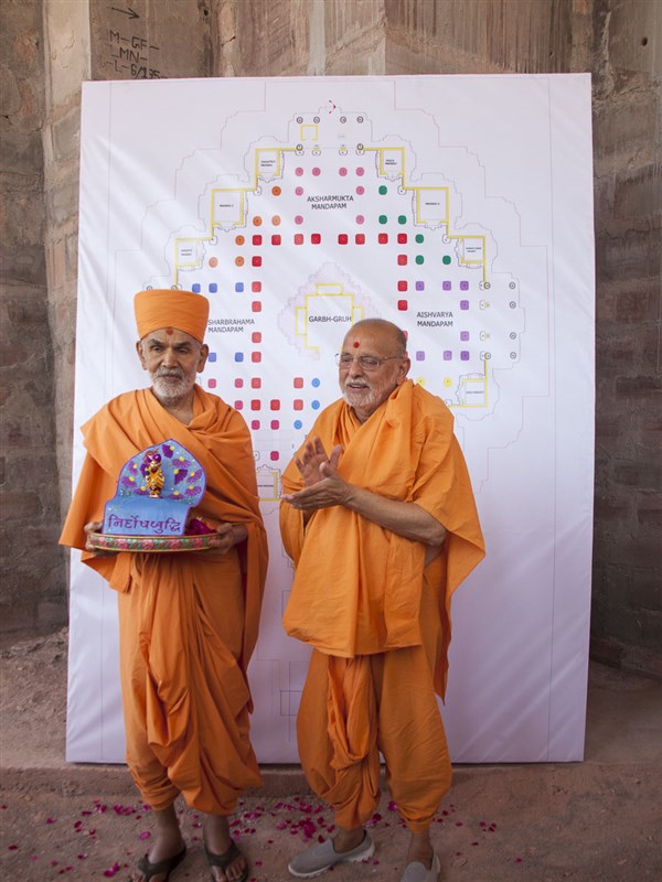 Param Pujya Mahant Swami Maharaj and Pujya Ishwarcharan Swami with Thakorji, 5 Mar 2017