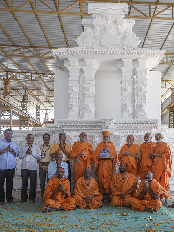 Param Pujya Mahant Swami Maharaj, Pujya Ishwarcharan Swami, Pujya Viveksagar Swami, and sadhus and volunteers involved in the Akshardham project, 5 Mar 2017