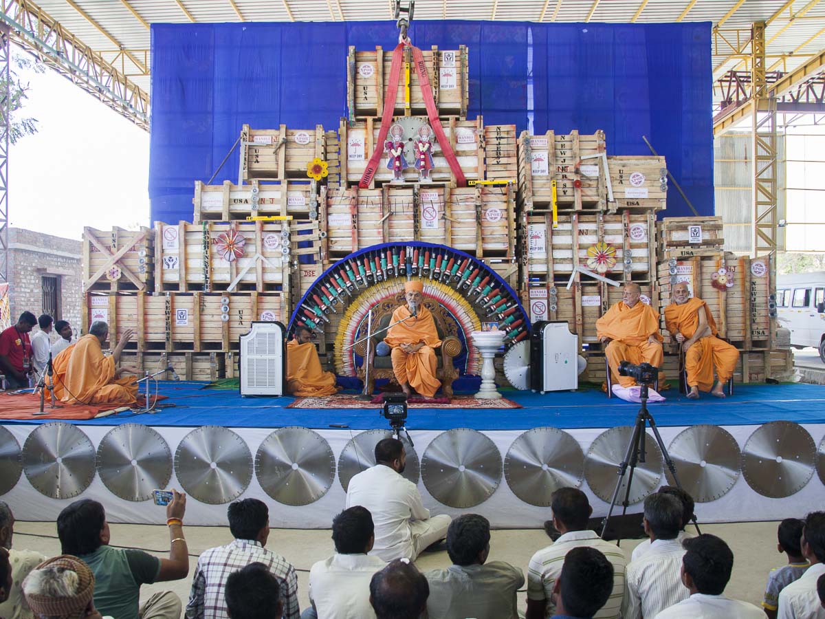 Param Pujya Mahant Swami Maharaj blesses the assembly, 5 Mar 2017