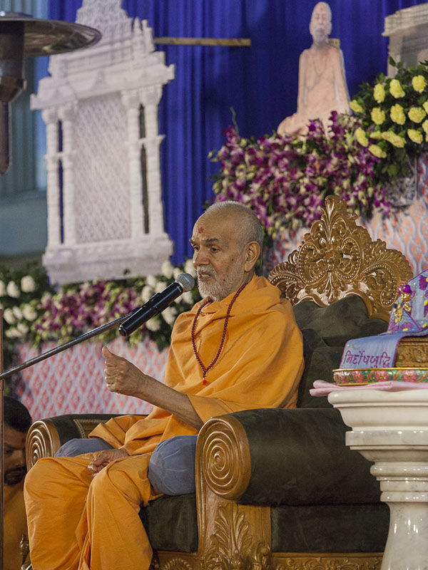 Param Pujya Mahant Swami Maharaj blesses the Sunday satsang assembly, 5 Mar 2017