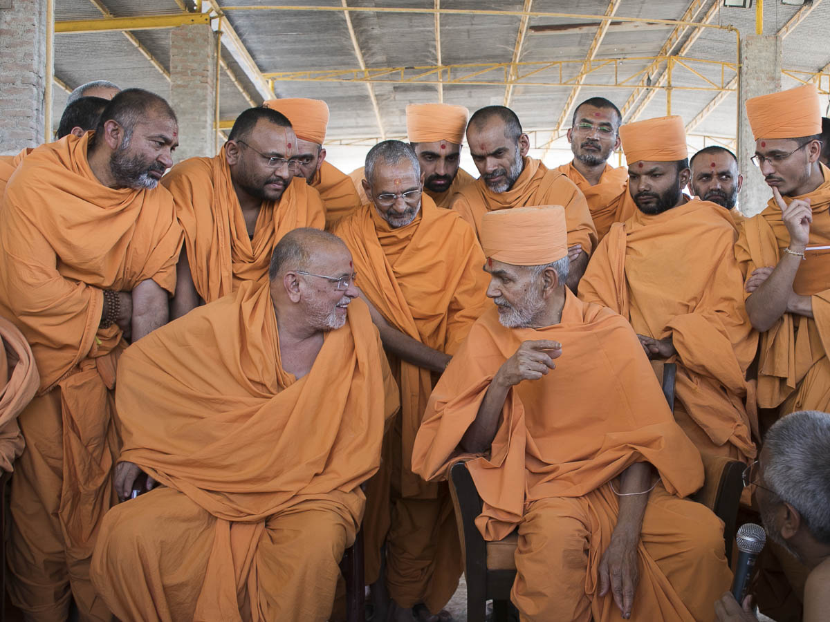 Param Pujya Mahant Swami Maharaj in discussion with Pujya Ishwarcharan Swami, 6 Mar 2017