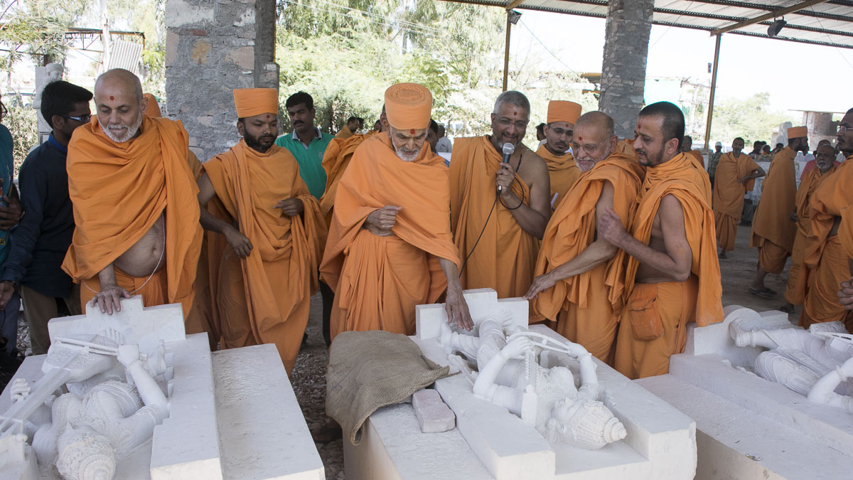 Param Pujya Mahant Swami Maharaj visits a workshop to observe the stonework for Akshardham in Robbinsville, 6 Mar 2017