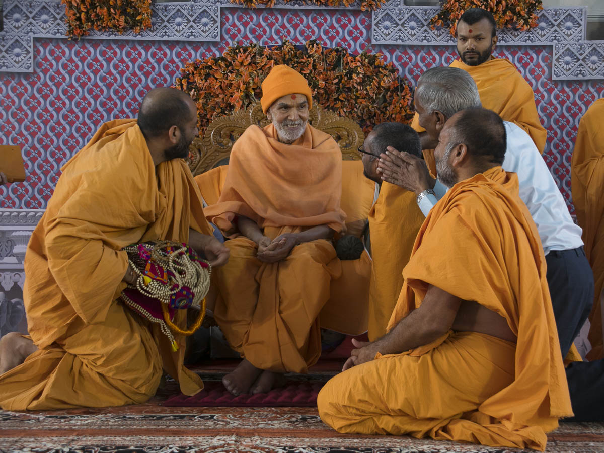 Param Pujya Mahant Swami Maharaj blesses sadhus and Harshadbhai, 7 Mar 2017