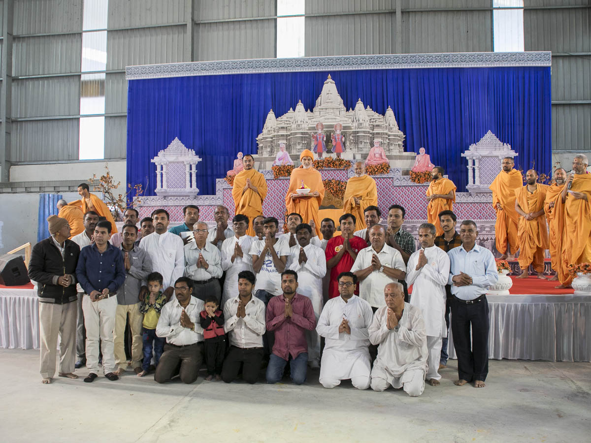 Volunteers with Param Pujya Mahant Swami Maharaj, 7 Mar 2017